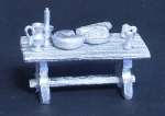 Table with accessories and 2 benches, 1:72